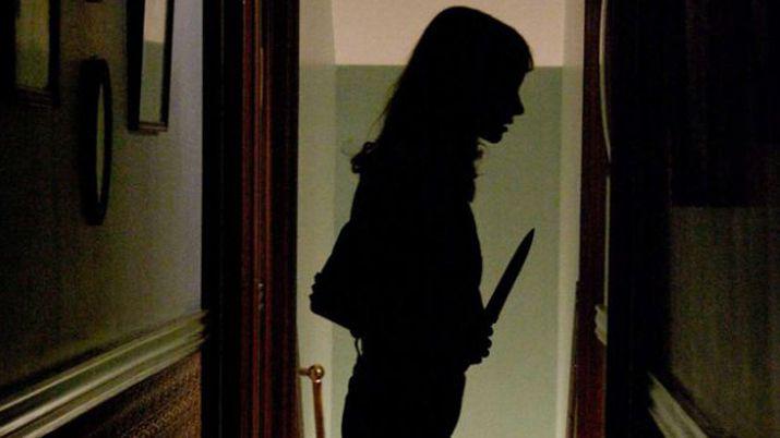 Una mujer apuntildealoacute a su marido mientras eacuteste la golpeaba