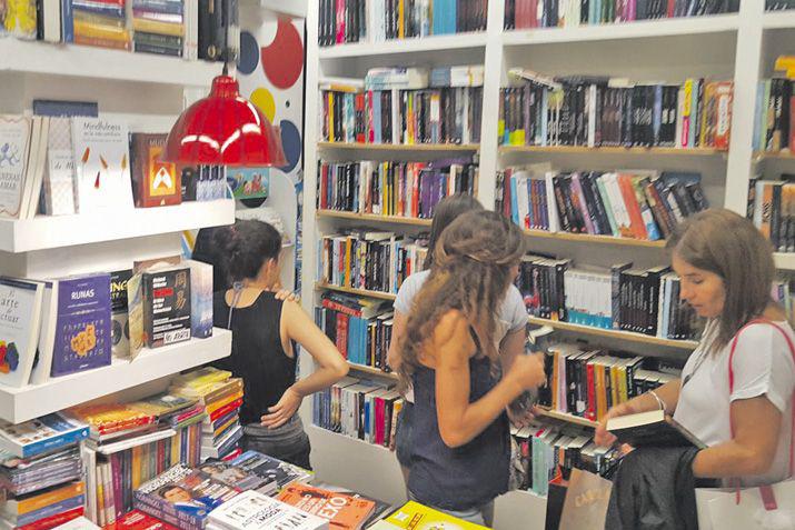 Libreros santiaguentildeos resisten (como pueden) la baja de ventas