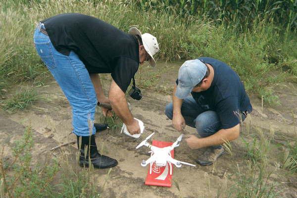 Dos ufoacutelogos estudian el misterioso ciacuterculo en un sembradiacuteo y documentan extrantildeo avistamiento