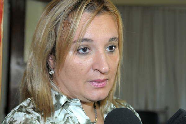 Celular delatoacute romance de adolescente de 14 antildeos con un joven de 22