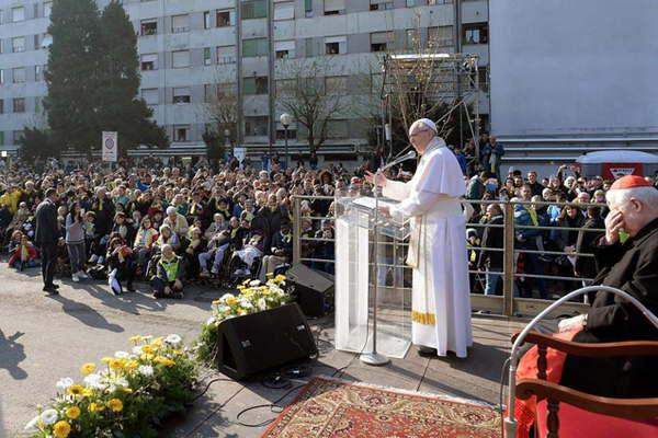 El papa Francisco almorzoacute  con presos en Milaacuten y celebroacute misa ante un milloacuten de personas