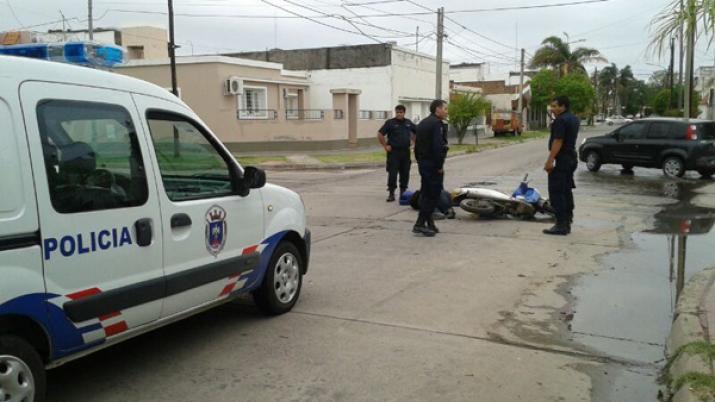 Un joven herido de gravedad tras derrapar en su moto