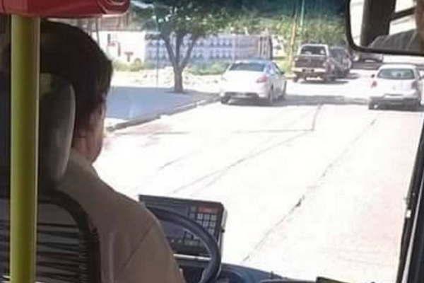 Un chofer le quiso negar viajar en colectivo a una nintildea discapacitada