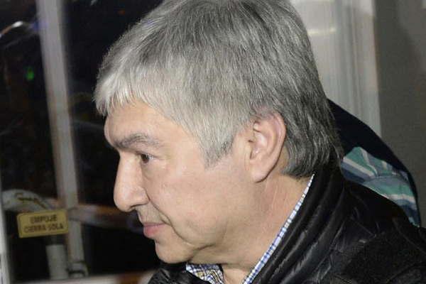 Denuncian que Laacutezaro Baacuteez llegoacute a adulterar documentos puacuteblicos