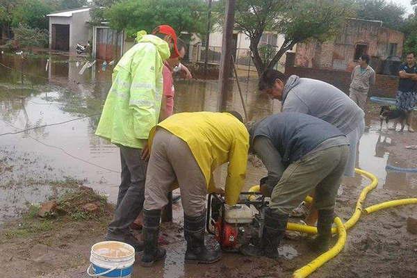Intenso operativo para desagotar los barrios inundados en Antildeatuya