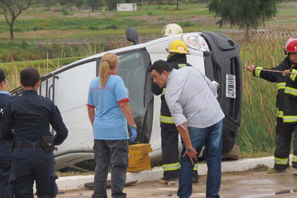 Chocaron una camioneta y se dieron a la fuga pero fueron aprehendidos
