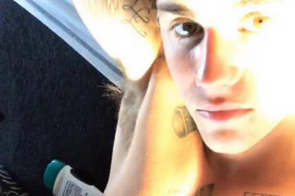Justin Bieber sorprendioacute con un inmenso tatuaje y la palabra Purpose 
