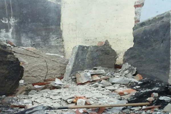 Asisten a una familia que sufrioacute el derrumbe de su casa