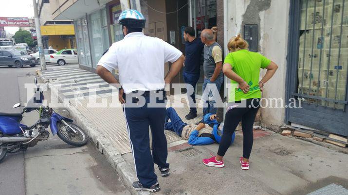 Motociclista lesionado tras llevarse puesto una puerta de un auto