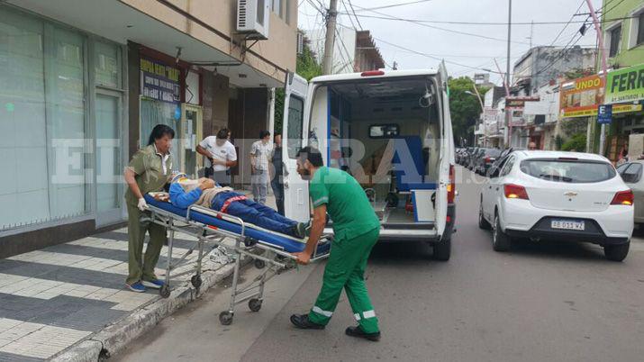 Motociclista lesionado tras llevarse puesto una puerta de un auto
