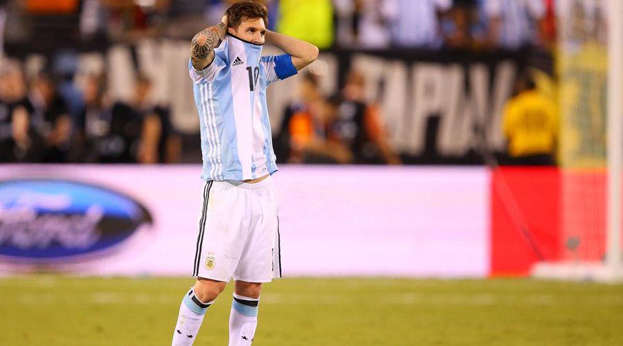 La FIFA sancionoacute de oficio a Messi con 4 partidos de suspensioacuten