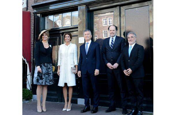 El Presidente realizoacute una visita a la casa  de Ana Frank 