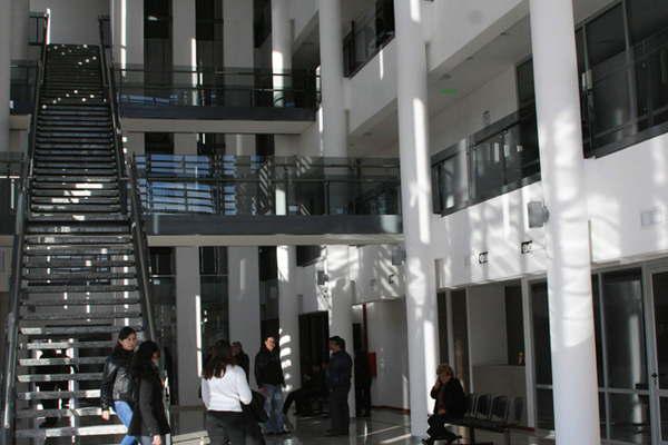 Motochorros arrebatan el bolso a una mujer con 5 mil y tarjetas de creacutedito