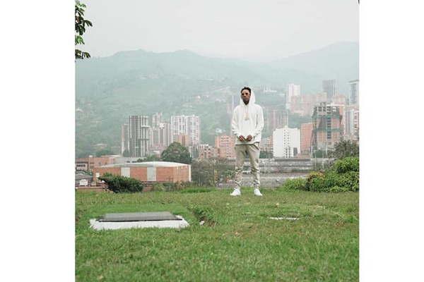 Khalifa visitoacute la tumba del narco Escobar y estalloacute  el alcalde de Medelliacuten  