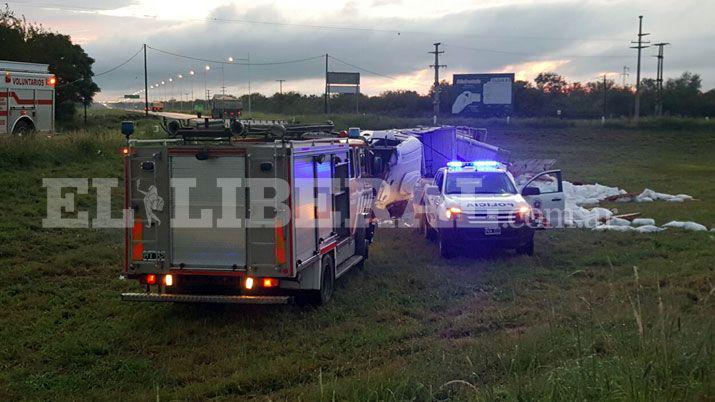 Una camionero herido tras violento vuelco en Ruta 9
