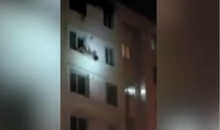 Bombero atrapa a una mujer a punto de caer al vaciacuteo