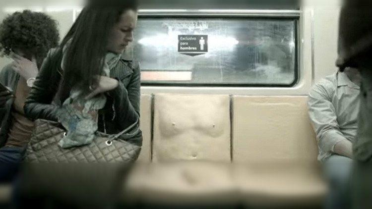 Un asiento para demostrar a los hombres lo que es sufrir acoso en el subte