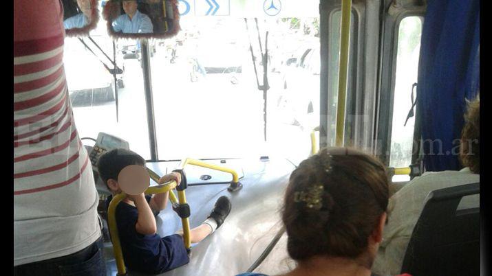 Otra de colectivos- nene viaja en la Liacutenea 17 de la peor forma