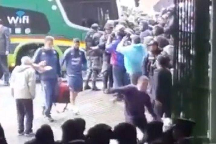 La caiacuteda de Patoacuten Bauza cuando entraba al estadio