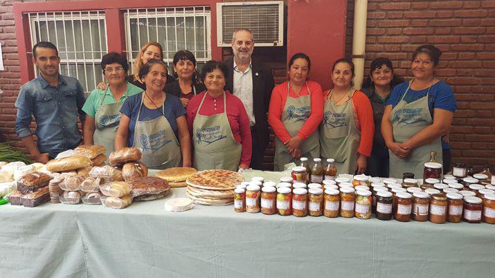 Cejas Lescano visitoacute la Feria de la Agricultura Familiar en la UNSE y felicitoacute a los productores