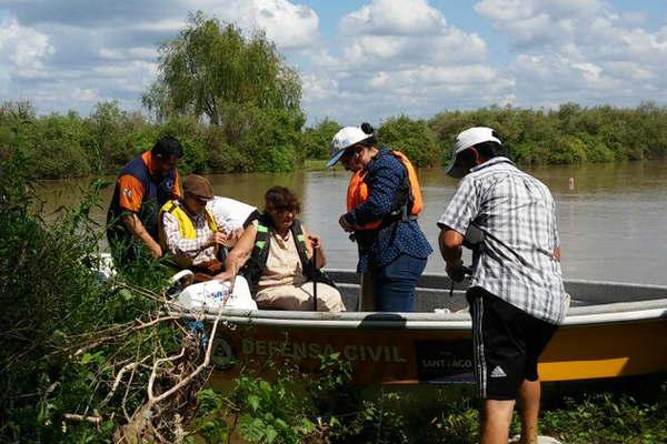 Personal de Defensa Civil de la provincia evacuoacute a una familia ante la crecida inminente del riacuteo Utis en el interior 