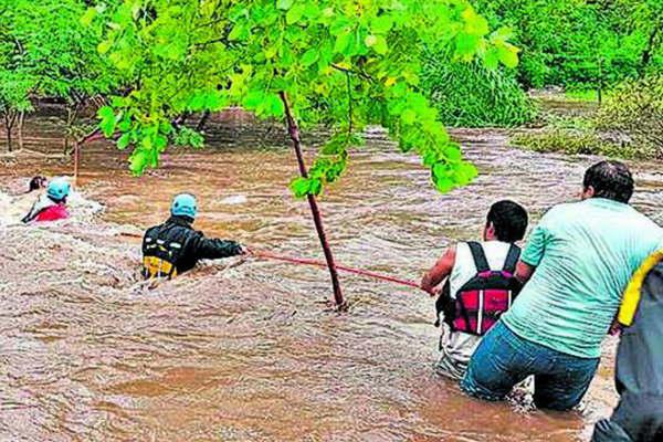 Las lluvias cesaron en Tucumaacuten y las aguas derrumbaron una escuela