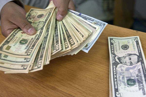 El dólar opera estable a  1584