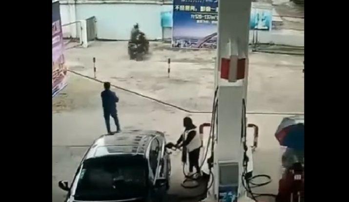 Le roboacute a una sentildeora pero al intentar huir terminoacute estampado contra una pared