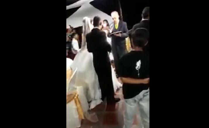 El dramaacutetico momento en que un techo se viene abajo en plena boda