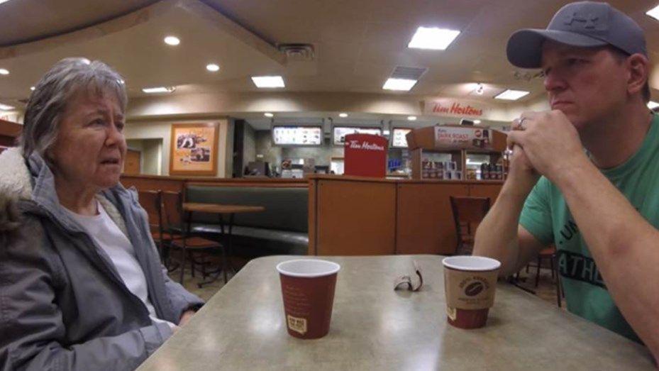 Video- Una madre que sufre de demencia no reconoce a su hijo por primera vez