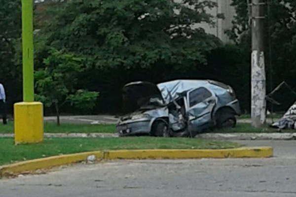 Un joven destruyoacute su auto contra un poste y sufrioacute heridas considerables