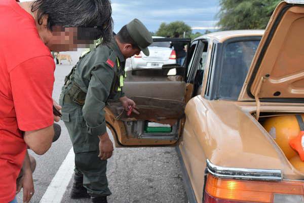 Secuestraron casi 100 kilos de cocaiacutena escondidos en un auto