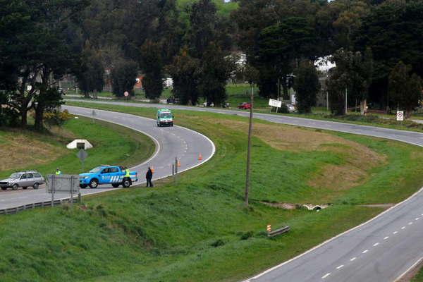 Roboacute celulares en un colectivo y se escapoacute pero murioacute atropellado