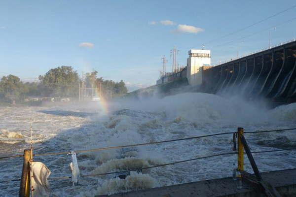 Se abrieron cuatro compuertas del Dique Frontal Riacuteo Hondo