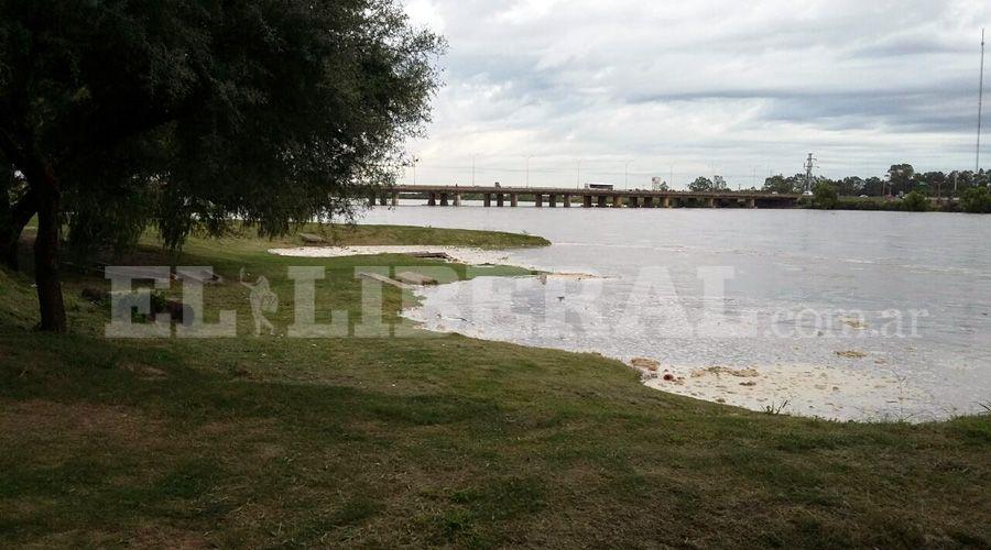 Prohiacuteben el ingreso al riacuteo Dulce por la crecida del caudal