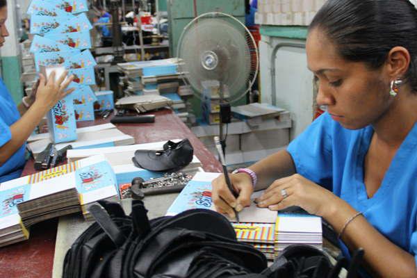 El gobierno instrumentaraacute planes para sector de textiles y calzados