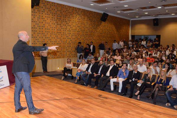 CCB- ante un nutrido auditorio disertoacute el analista internacional Andreacutes Repetto