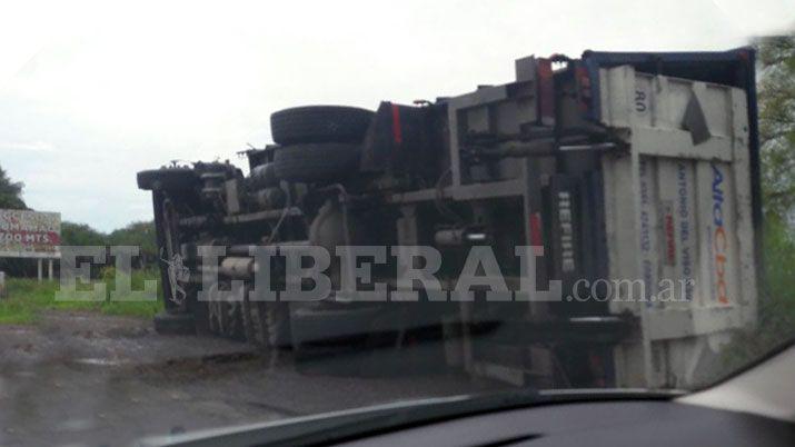 Espectacular vuelco de un camioacuten sobre ruta 9