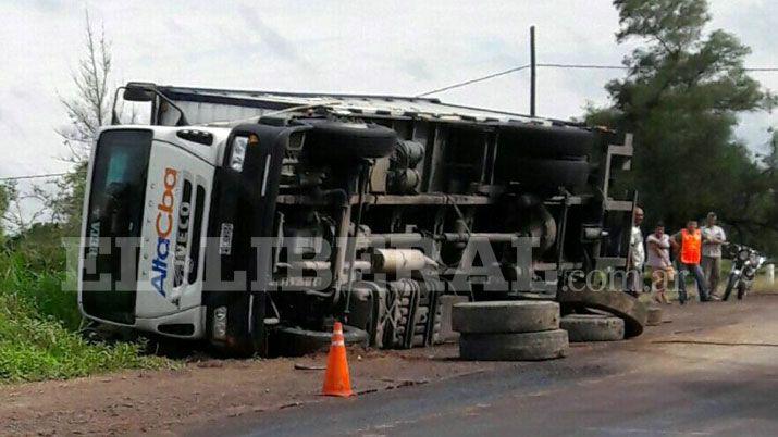 Espectacular vuelco de un camioacuten sobre ruta 9