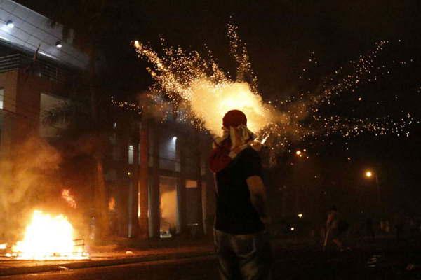Manifestantes  toman e incendian  el Parlamento  de Paraguay