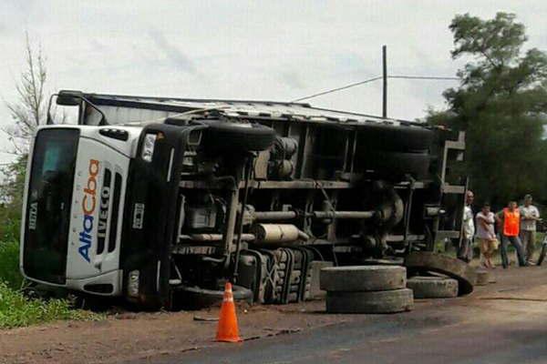 Rescatan al chofer de un camioacuten atrapado en la cabina