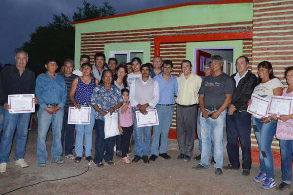 El Gobierno entregoacute 24 viviendas sociales en la localidad de Vaca Human