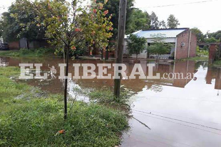 En Nueva Esperanza llueve desde anoche y complica a varias familias