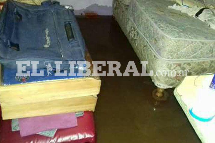 En Nueva Esperanza llueve desde anoche y complica a varias familias