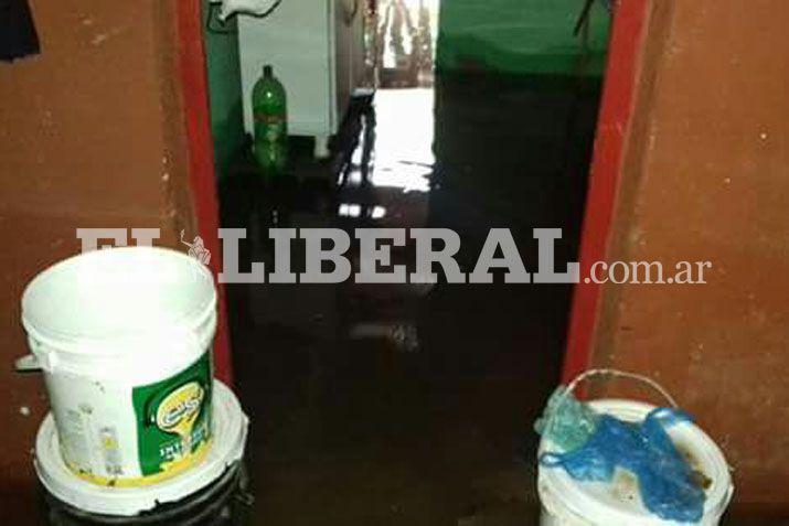 En Nueva Esperanza llueve desde anoche y complica a varias familias