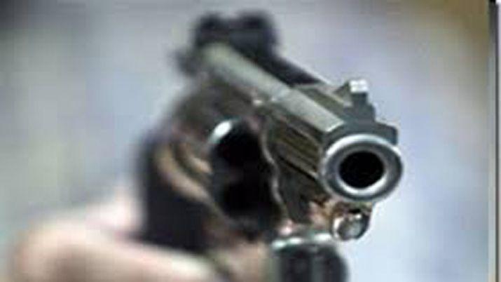 Hieren de un balazo a un joven en pelea callejera