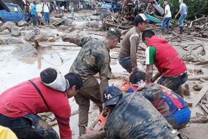 El Ejército de Colombia ayuda a los pobladores por los estragos ocasionados por la avalancha