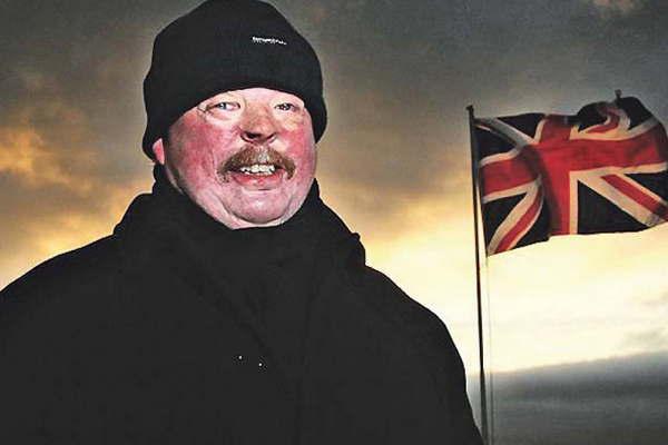 Un soldado britaacutenico auacuten mantiene su amistad con el piloto argentino que bombardeoacute su buque