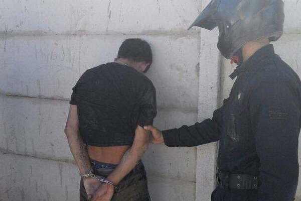 Por antiguas diferencias baleoacute en el abdomen a  su rival y quedoacute preso