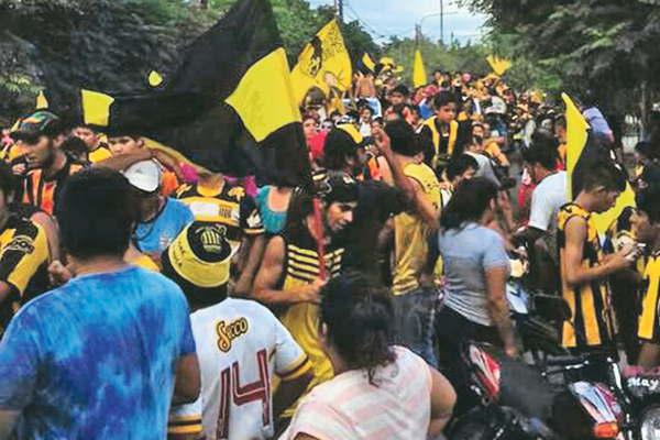 Multitudinaria caravana aurinegra por 110 antildeos de vida
